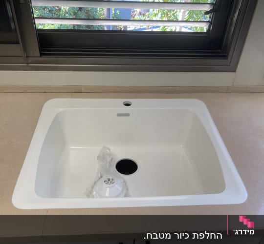 התקנת כיור לבן במשטח שיש למטבח